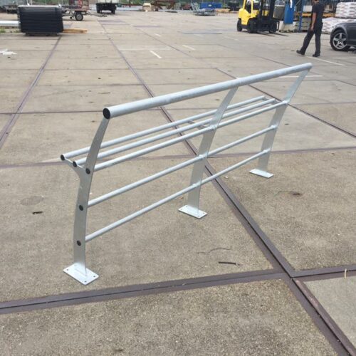 Skate- hang- Parkbanken 22 Na het volbad verzinken kunnen deze parkbanken voor jongeren in bijna iedere ral kleur gepoedercoat worden